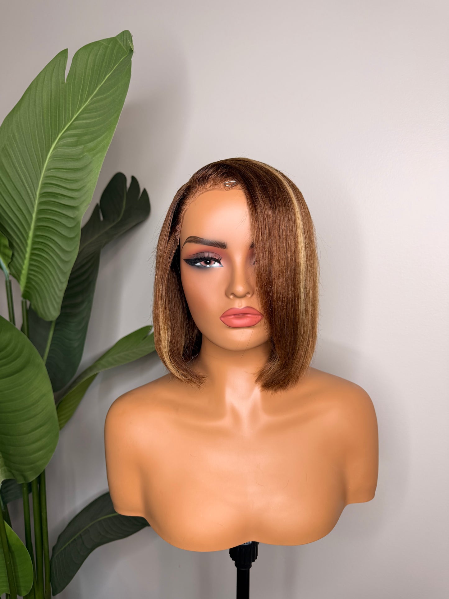 Kay- Glueless Brown Highlight Bob